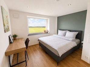 2 bedrooms, desk, free WiFi, bed sheets - Deluxe Apartment ***** (Memmingen)