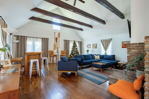 Smart TV, fireplace, books, music library - Family FriendlyJerseyShoreHome Close 2FIFA World Cup Stadiums. Beach& Ferry2NYC (Highlands)