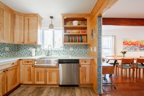 Fridge, microwave, oven, stovetop - Family FriendlyJerseyShoreHome Close 2FIFA World Cup Stadiums. Beach& Ferry2NYC (Highlands)