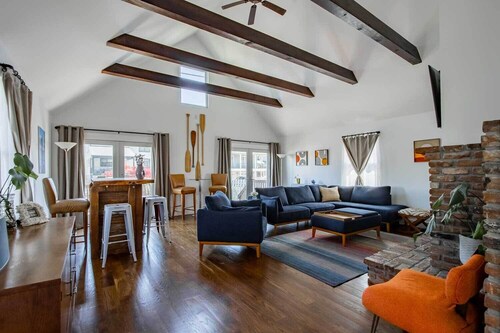 Group Friendly-JerseyShorehome Walk to Beaches, Waterfront Dining & Ferry to NYC