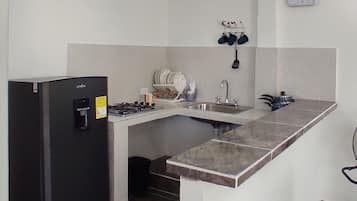 Kühlschrank, Ofen, Wasserkocher mit Kaffee-/Teezubehör, Mixer