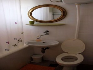 Baignoire, sèche-cheveux, serviettes fournies