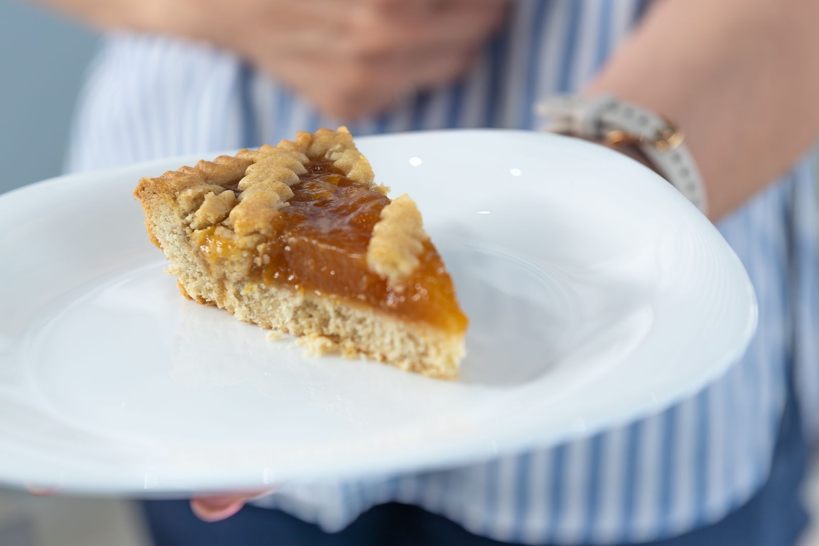 Une part de tarte sur une assiette blanche.