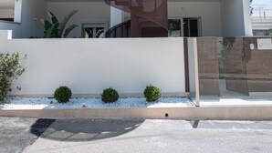 Un edificio moderno de dos pisos con una escalera en espiral que conduce al piso superior.