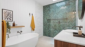 Badekar, regndusjhode og håndklær
