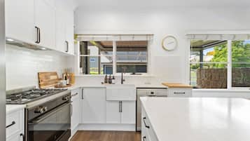 Astianpesukone, kahvin-/teenkeitin, ruokailupöytä