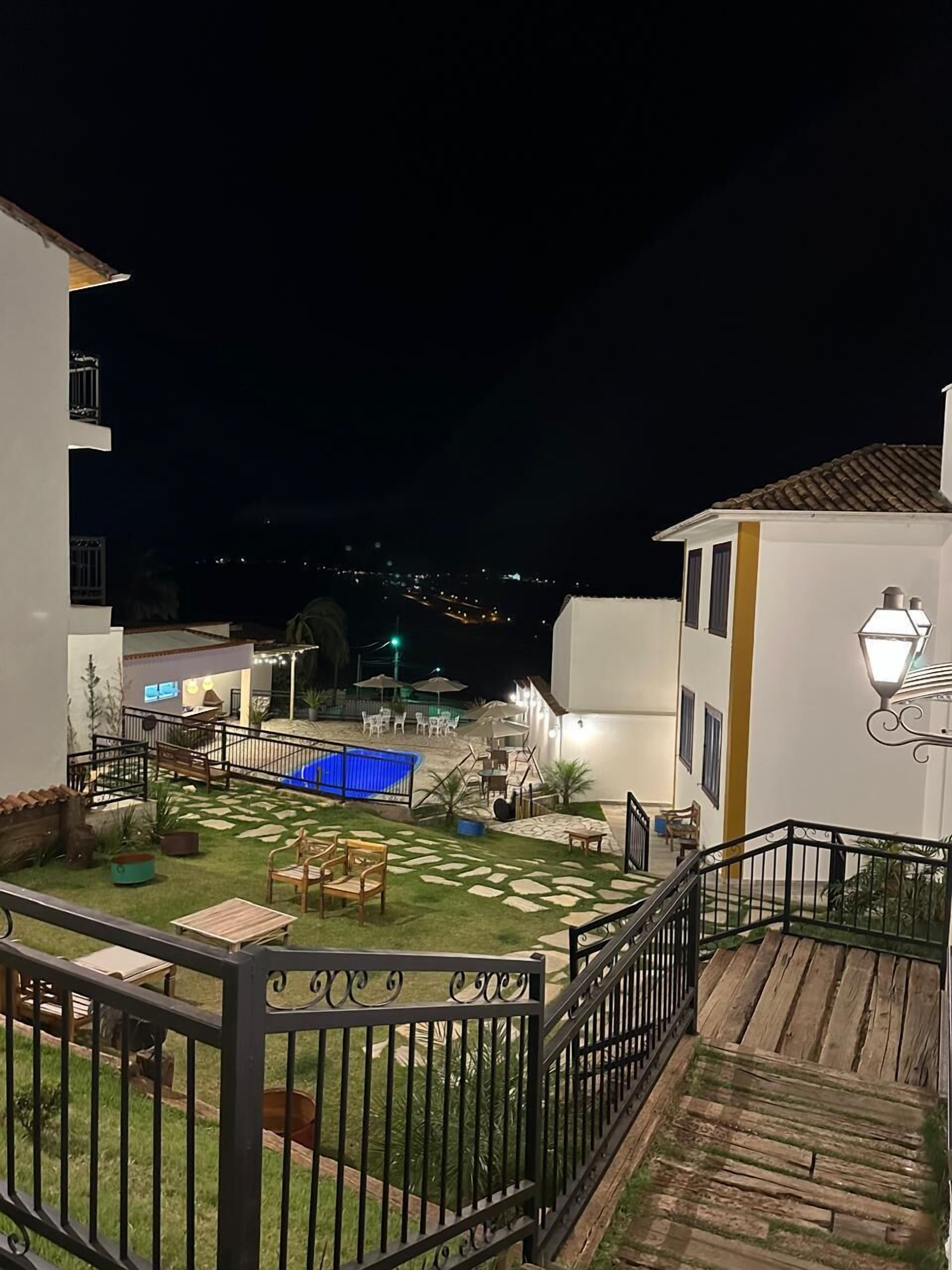 Piscina externa, guarda-sóis, espreguiçadeiras
