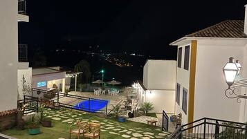 Piscina externa, guarda-sóis, espreguiçadeiras