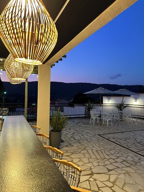 室外泳池；泳池傘、躺椅