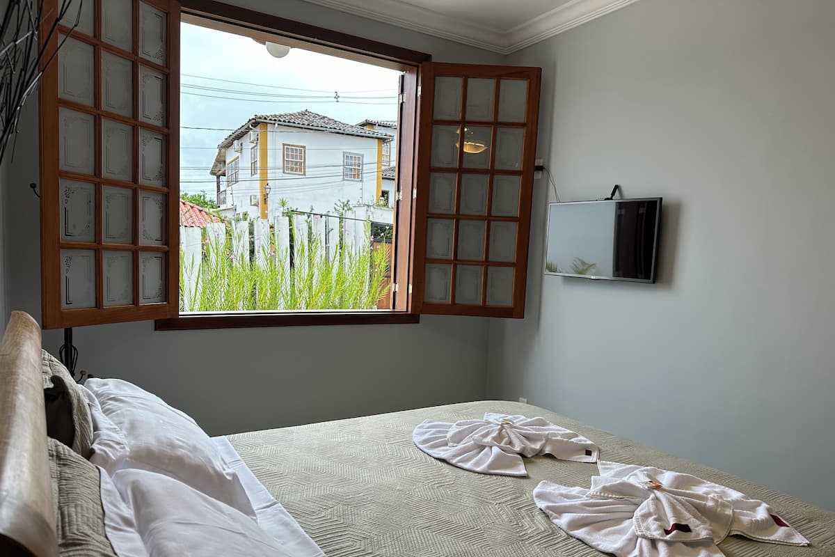 Roupas de cama antialérgicas, frigobar, berços grátis, Wi-Fi de cortesia