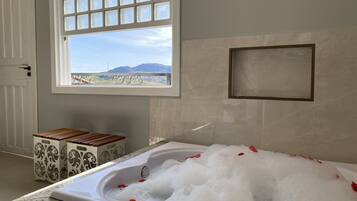 Deluxe Double Room | Bathroom | Hair dryer, towels, soap, shampoo