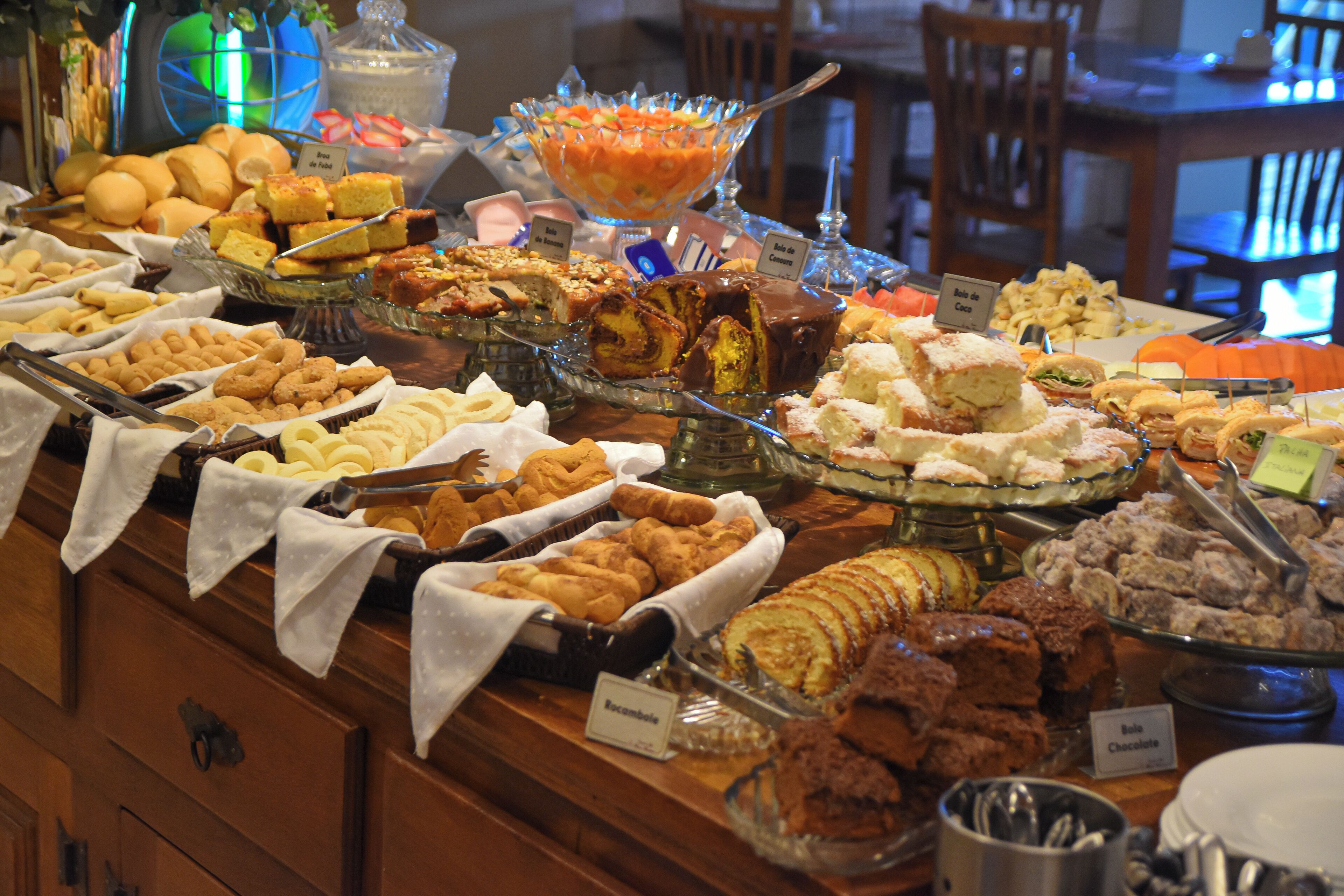 Café da manhã completo grátis todos os dias