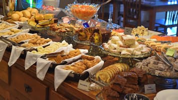 Café da manhã completo grátis todos os dias