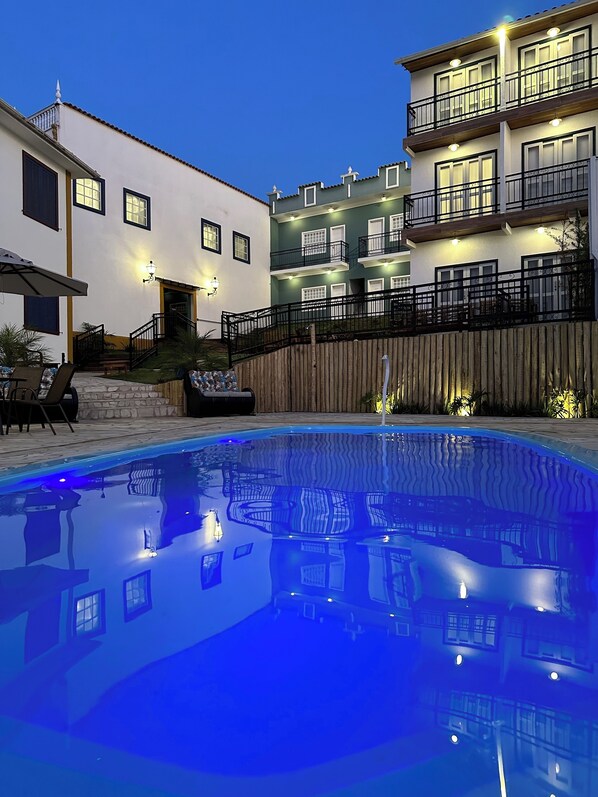 Piscine extérieure, parasols de plage, chaises longues