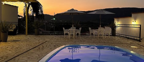 Piscine extérieure, parasols de plage, chaises longues