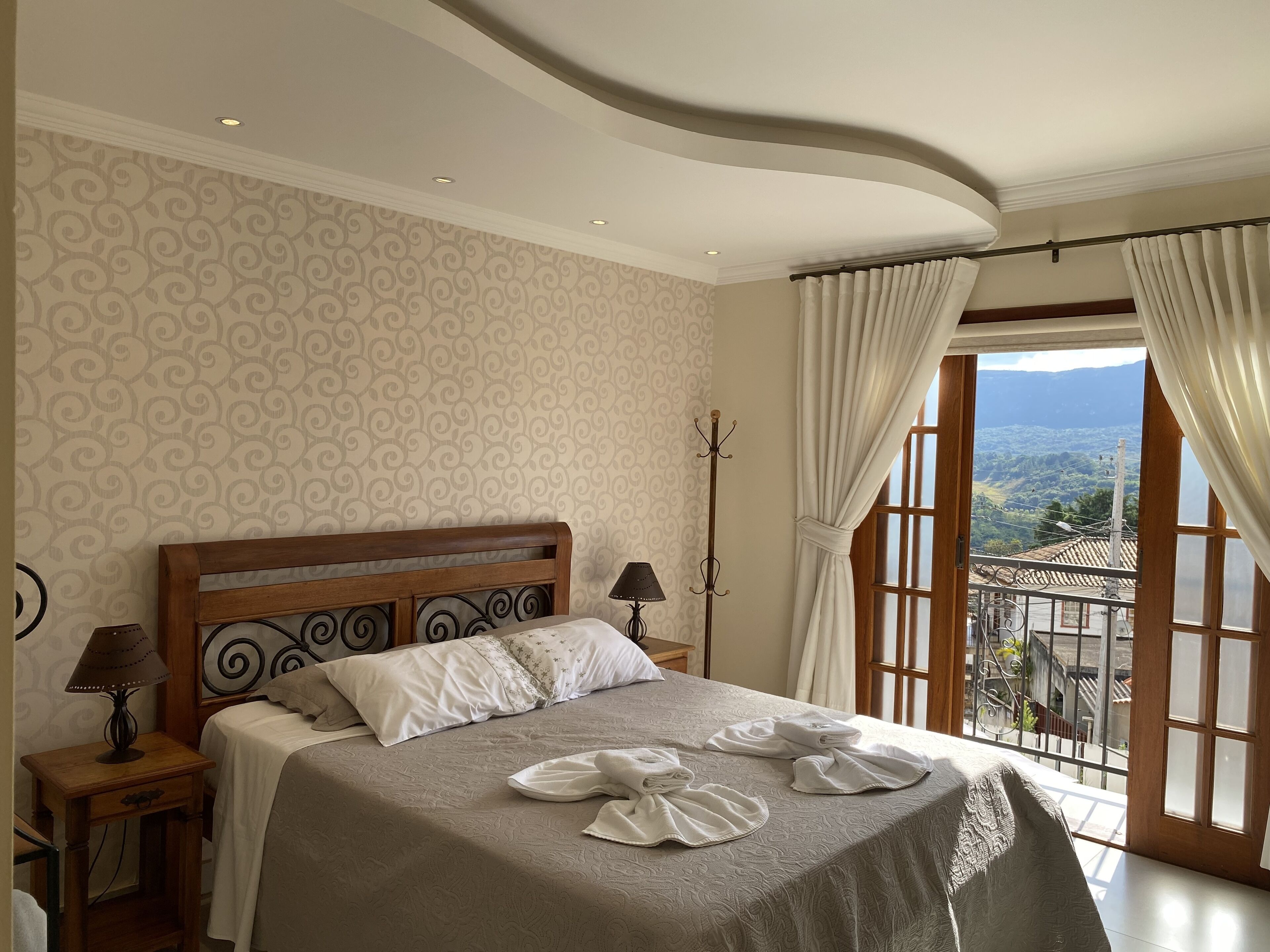 Minibar, free WiFi, bed sheets