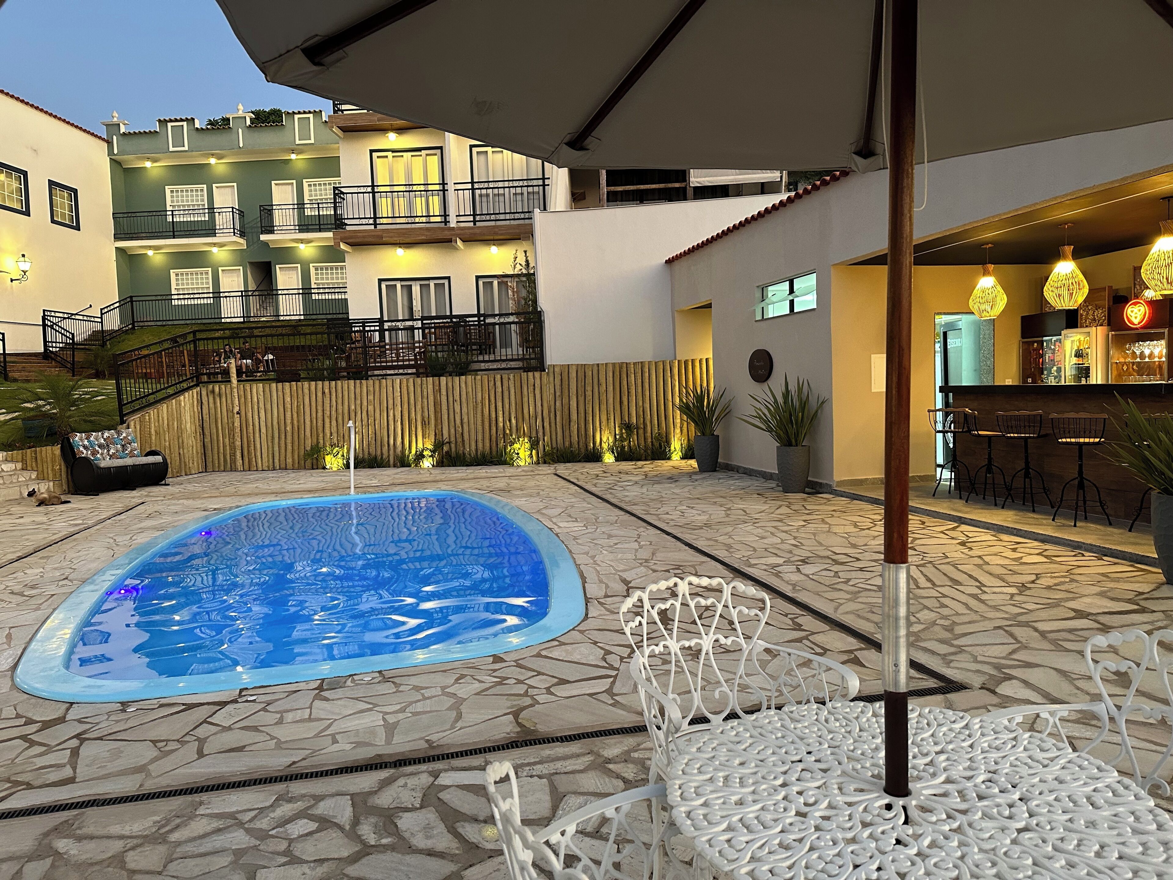 Piscina externa, guarda-sóis, espreguiçadeiras