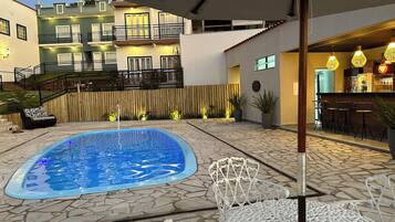 Piscina externa, guarda-sóis, espreguiçadeiras