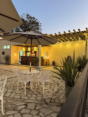Outdoor pool, pool umbrellas, sun loungers - Pousada Maria Monteiro (Tiradentes)