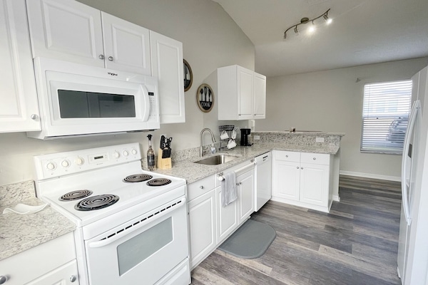 Køleskab, mikrobølgeovn, ovn, kogeplade