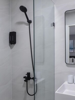 Deluxe Double Room | Bathroom | Free toiletries, hair dryer, slippers - Tzu Chi Hotel (Pingtung)