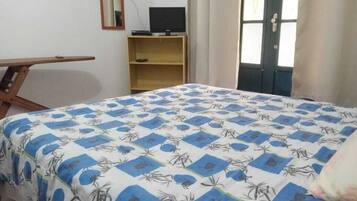 Quarto casal ou duplo básico | Cortinas blackout, ferros/tábuas de passar roupa, Wi-Fi de cortesia