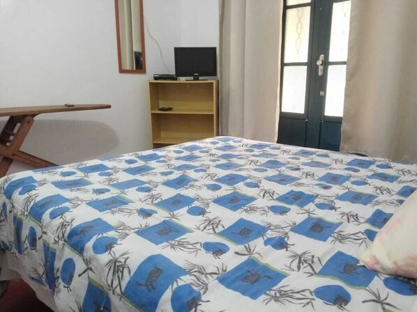 Basic-Doppel- oder -Zweibettzimmer | Verdunkelungsvorhänge, Bügeleisen/Bügelbrett, kostenloses WLAN