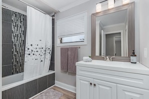 Combined shower/bathtub, jetted bath, hair dryer, towels
