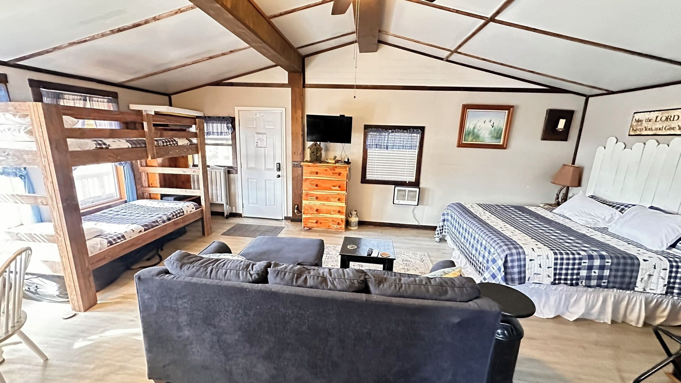 1 chambre, fer et planche à repasser, lit de bébé portatif