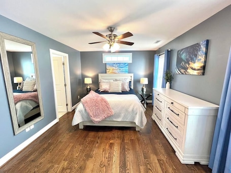 4 bedrooms, desk, iron/ironing board, free WiFi. The Absolute Best Home Away From Home Pet Friendly