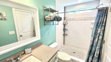 Bañera con ducha, secador de pelo, toallas