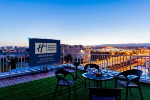 Quarto standard, 1 cama King, sacada (Smart Room) | Cortinas blackout, quartos à prova de som, ferros/tábuas de passar roupa