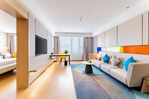 Suite, 1 kamar tidur (Living Area Smart Room) | Tirai kedap cahaya, setrika/meja setrika, Wi-Fi gratis, dan seprai linen