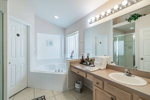 Combined shower/tub, towels