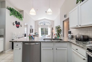 冷蔵庫、電子レンジ、コンロ、食器洗い機