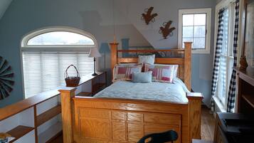 4 bedrooms, desk, iron/ironing board, free WiFi