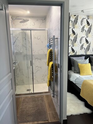 2 bedrooms, desk, iron/ironing board, travel cot