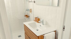 Familienapartment | Badezimmer | Dusche, Haartrockner, Handtücher, Seife