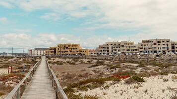 Trên bãi biển, cát trắng, khăn tắm biển