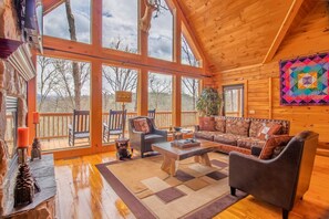 Smart TV, caminetto, lettore DVD, tavolo da calcetto