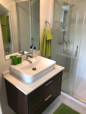 Douche, sèche-cheveux, serviettes fournies, savon