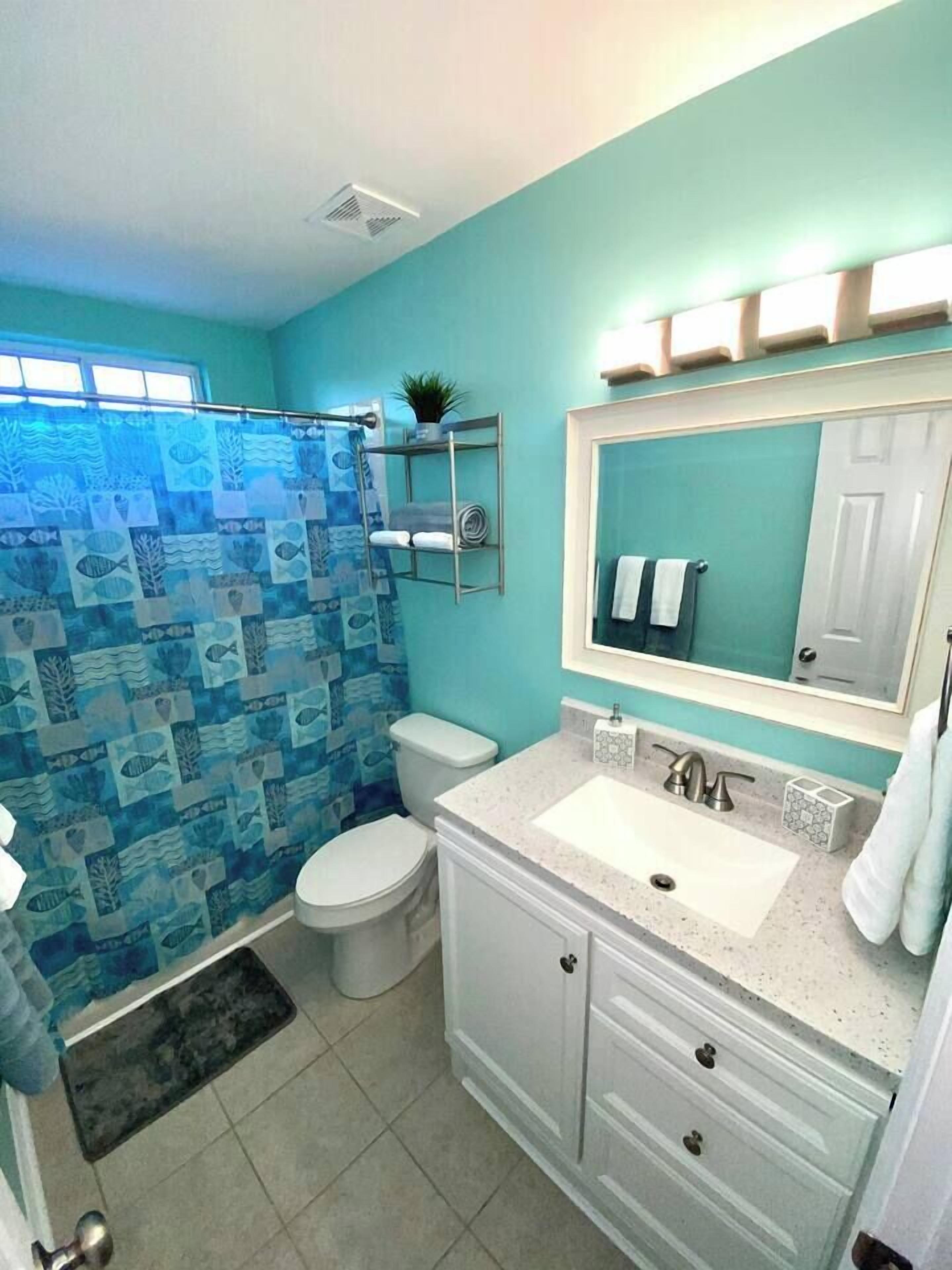 Combined shower/tub, hair dryer, towels