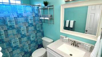 Combined shower/tub, hair dryer, towels