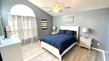 3 habitaciones, escritorio, tabla de planchar con plancha y wifi gratis