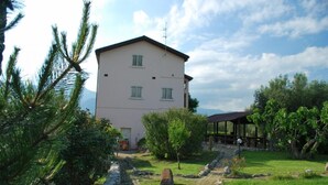 A two-story building with a stone pathway leading to a covered outdoor area. - Dante Pino in Tocco da Casauria (Tocco da Casauria)