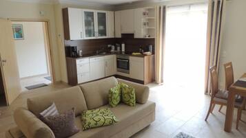 1 bedroom, free cots/infant beds