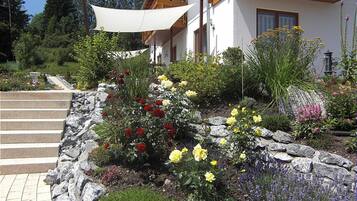 1 kamar tidur dan tempat tidur bayi gratis