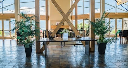 Top floor!Mission Hill and lake view. Gym,pool,sauna,and more! Mins to the lake