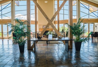 Top floor!Mission Hill and lake view. Gym,pool,sauna,and more! Mins to the lake 