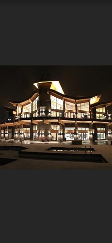 Top floor!Mission Hill and lake view. Gym,pool,sauna,and more! Mins to the lake 